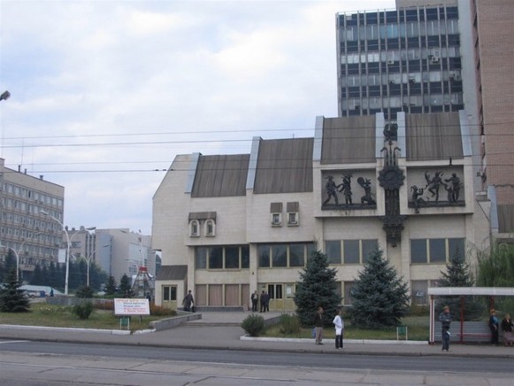 Image - Luhansk: puppet theater building.